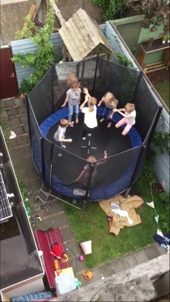 Afname klant Danser Slimme trampoline in kleine stadstuin - Keeponstyling